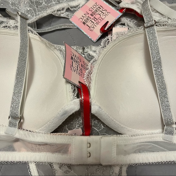 Victoria’s Secret Fashion Show set plus limited edition necklace with charm. NWT - Picture 6 of 16